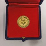 18CT GOLD MEDALLION COMMEMORATING 25 YEARS BATTLES OF BRITAIN IN FITTED CASE 8.