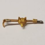 15CT GOLD FOX HEAD & RIDING CROP BROOCH - 4.5 CM LONG, 4.