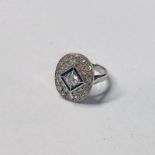 ART DECO STYLE 18CT GOLD SAPPHIRE & DIAMOND PLAQUE RING, THE CENTRAL DIAMOND APPROX. 0.