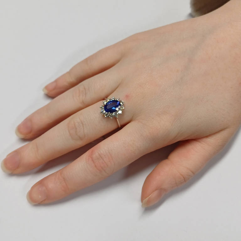 18 CT GOLD TANZANITE & DIAMOND CLUSTER RING, - Image 2 of 3