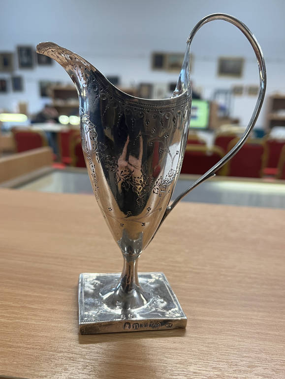 GEORGIAN SILVER CREAM JUG WITH FOLIATE SWAG DECORATION ON SQUARE BASE, LONDON 1788 - 14. - Image 2 of 8