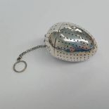 VICTORIAN SILVER EGG SHAPED TEA INFUSER BY EDWARD BARTON, LONDON 1887 - 6.5 CM LONG, 55.