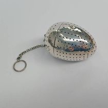 VICTORIAN SILVER EGG SHAPED TEA INFUSER BY EDWARD BARTON, LONDON 1887 - 6.5 CM LONG, 55.