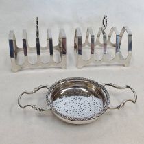 SILVER TWIN HANDLE TEA STRAINER, SHEFFIELD 1925 & PAIR SILVER TOASTRACKS,