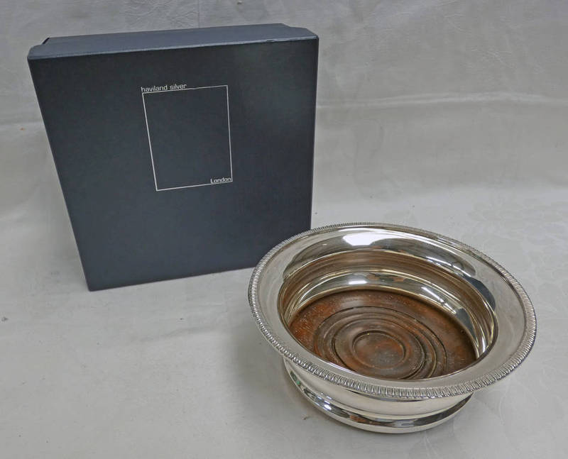 MODERN SILVER WINE COASTER ON TURNED WOODEN BASE, BIRMINGHAM 1978,