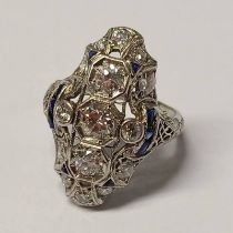 ART DECO PLATINUM SAPPHIRE & DIAMOND SET RING, THE 3 PRINCIPAL DIAMONDS APPROX 0.