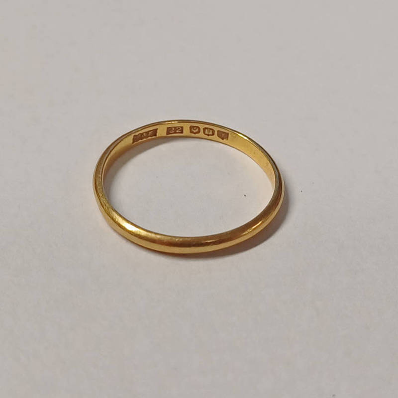 22CT GOLD WEDDING BAND 2.