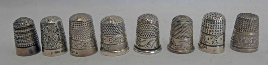 8 VARIOUS SILVER THIMBLES INCLUDING THE SPA NEWQUAY & 1 BY CHARLES HORNER - 40G TOTAL