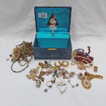 JEWELLERY BOX & CONTENTS INCLUDING SILVER LUCKENBOOTH BROOCH, 925 SILVER CLUSTER RING,