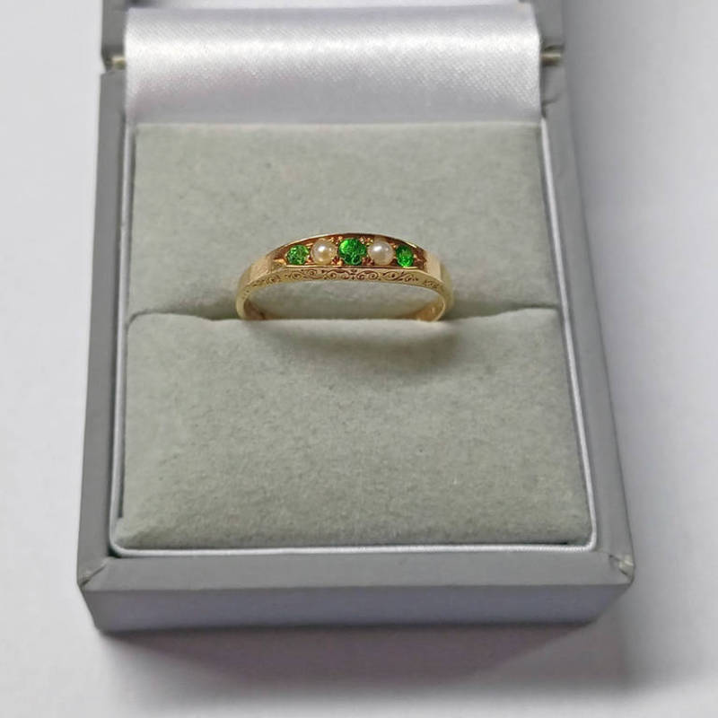 18CT GOLD 5-STONE DEMANTOID GARNET & SEED PEARL RING, BIRMINGHAM 1907,