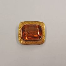 EARLY 20TH CENTURY 15CT GOLD CITRINE SET SQUARE BROOCH WITH ENGRAVED DECORATION - 3CM WIDE