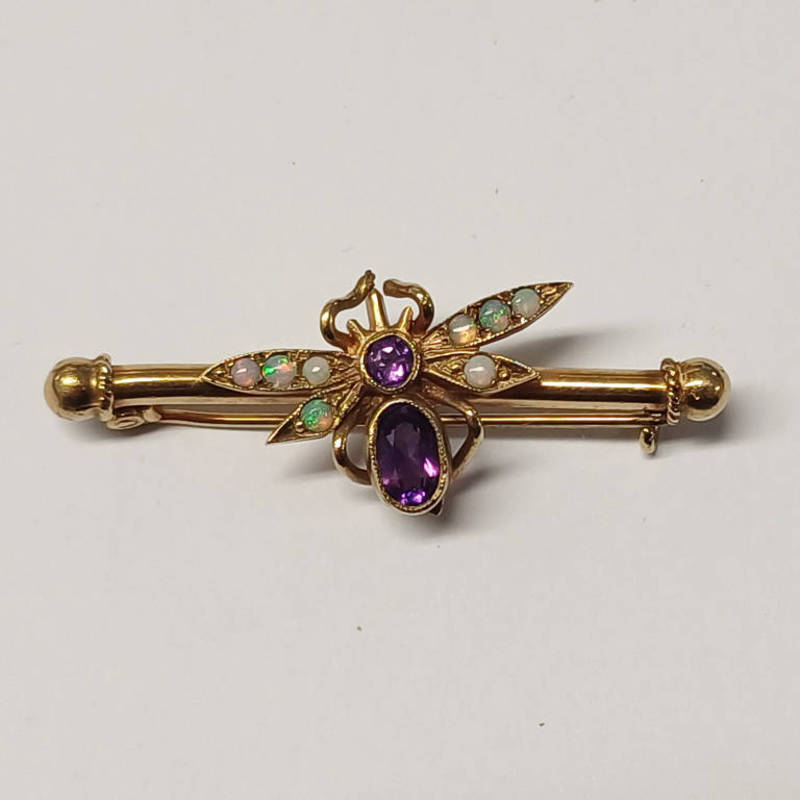 9CT GOLD OPAL & AMETHYST BEE BROOCH - 4.5 CM LONG, 4.