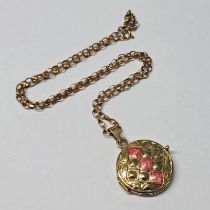 9CT GOLD CIRCULAR LOCKET ON A 9CT GOLD CHAIN - 8.3 G, 3.