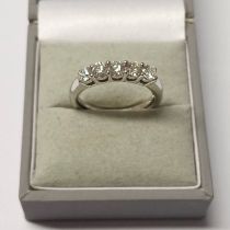 18CT GOLD 5-STONE DIAMOND SET RING, THE APPROX 1.