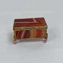 19TH CENTURY GILT BRASS & BANDED AGATE CASKET - 4 CM TALL