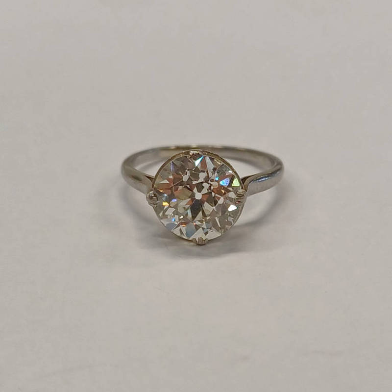 DIAMOND SOLITAIRE RING, THE OLD EUROPEAN CUT DIAMOND OF 4.0 CARATS SET IN PLATINUM.