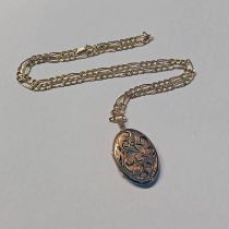 9CT GOLD OVAL LOCKET WITH ENGRAVED DECORATION ON 9CT GOLD CHAIN, 9.