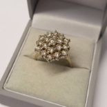 18CT GOLD DIAMOND CLUSTER RING, THE BRILLIANT CUT DIAMONDS APPROX 1.