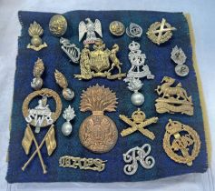 SELECTION OF CAP BADGES, BUTTONS, ETC TO INCLUDE ROYAL BERKSHIRE, MACHINE GUN, SCOTTISH HORSE,