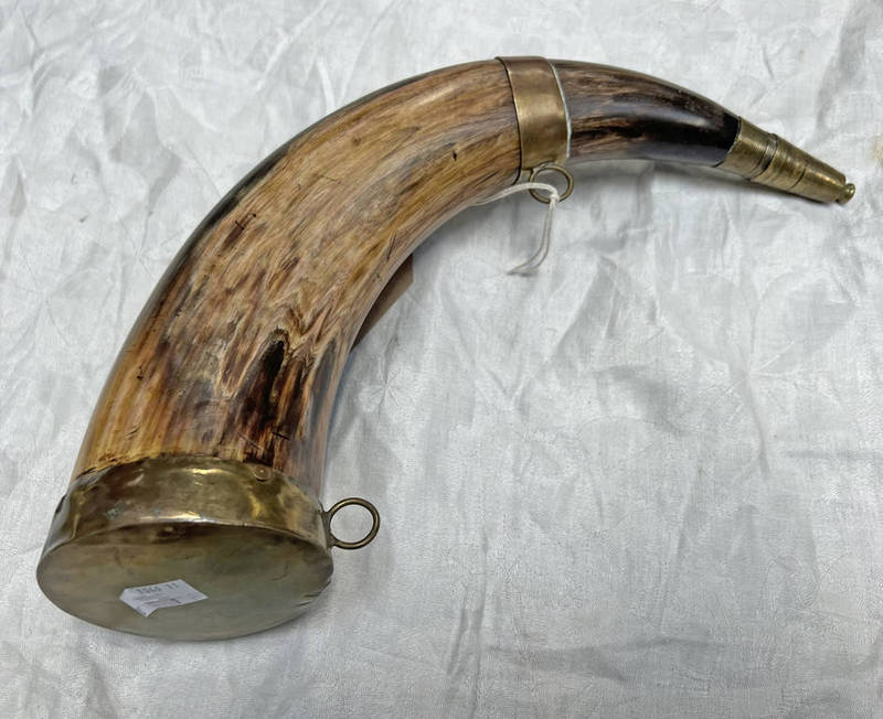 GUN CAPTAINS PRIMING HORN, BODY OF POLISHED CATTLE HORN, BRASS MOUNTS WITH SCREW OFF COVER,