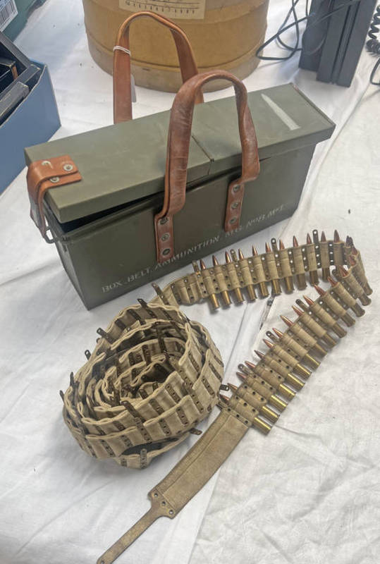 WW2 VICKERS MACHINE GUN AMMUNITION BOX WITH A 250 ROUND BELT WITH SOME INERT ROUNDS,