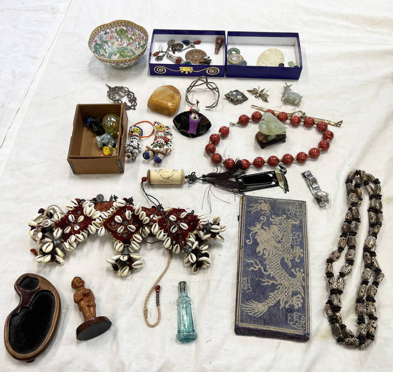SELECTION OF ORIENTAL ITEMS, ETC TO INCLUDE CARVED HARDSTONE DISCS, COWRIE SHELL ADORNMENT, BOWL,