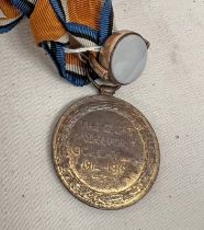 WW1 VICTORY MEDAL TO 192802 GNR J JOHNSTONE ROYAL ARTILLERY ALONG WITH A YELLOW METAL FOB