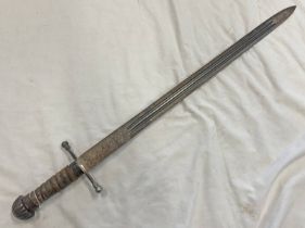 19TH CENTURY SCOTTISH BROADSWORD WITH 71CM LONG DOUBLE FULLERED STRAIGHT DOUBLE EDGED BLADE WITH