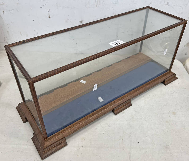 GLAZED MAHOGANY TABLE TOP DISPLAY CASE 57 X 21 CM