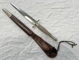 WW2 FAIRBAIRN-SYKES 2ND PATTERN FIGHTING KNIFE WITH 17CM LONG DOUBLE EDGED BLADE,
