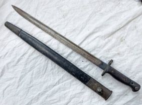 BRITISH 1907 PATTERN BAYONET WITH 43CM LONG BLADE, SEVERAL MARKS TO RICASSO,