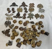 A COLLECTION OF WW1, WW2 AND OTHER BUTTONS AND CAP BADGES TO INCLUDE THE BUFFS, ESSEX REGT,