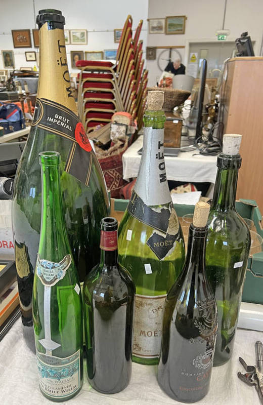 SELECTION OF EMPTY BOTTLES TO INCLUDE MOET & CHANDON CHAMPAGNE,