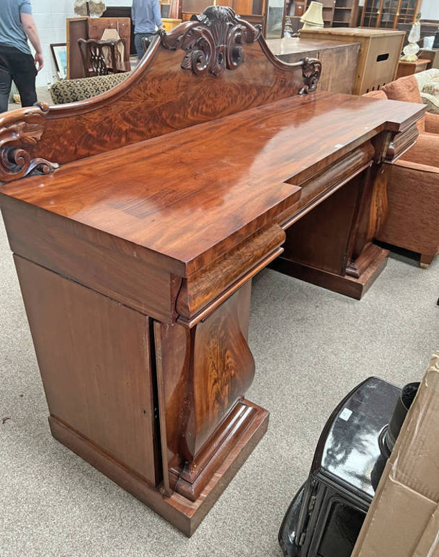 19TH CENTURY MAHOGANY TWIN PEDESTAL SIDEBOARD WITH DECORATIVE SCROLL BACK WITH 3 DRAWERS OVER 2