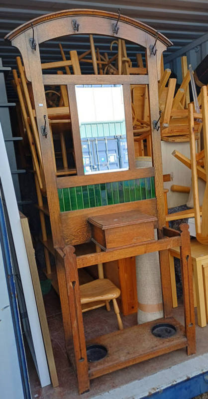 LATE 19TH CENTURY OAK MIRROR BACK HALL STAND WITH GREEN TILE INSET.