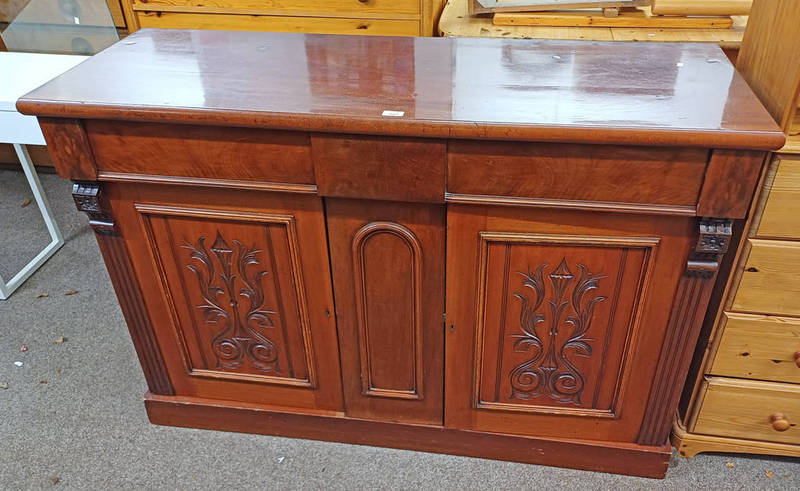 19TH CENTURY MAHOGANY SIDEBOARD WITH SINGLE DRAWER OVER 2 PANEL DOORS ON PLINTH BASE