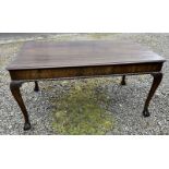 EARLY 20TH CENTURY MAHOGANY LIBRARY TABLE WITH DRAWER TO EACH END ON DECORATIVE BALL & CLAW