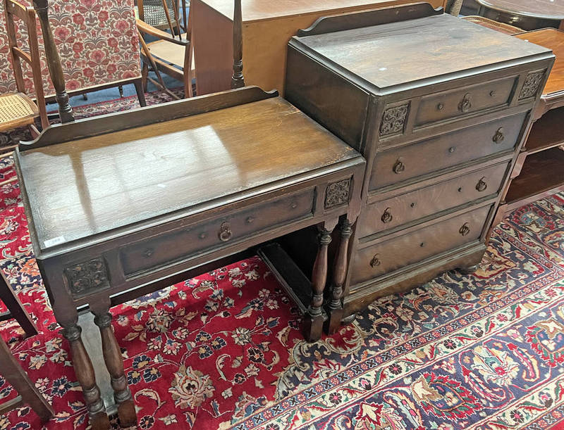 20TH CENTURY OAK CHEST OF GRADUATED DRAWERS & SIMILAR DRESSING TABLE