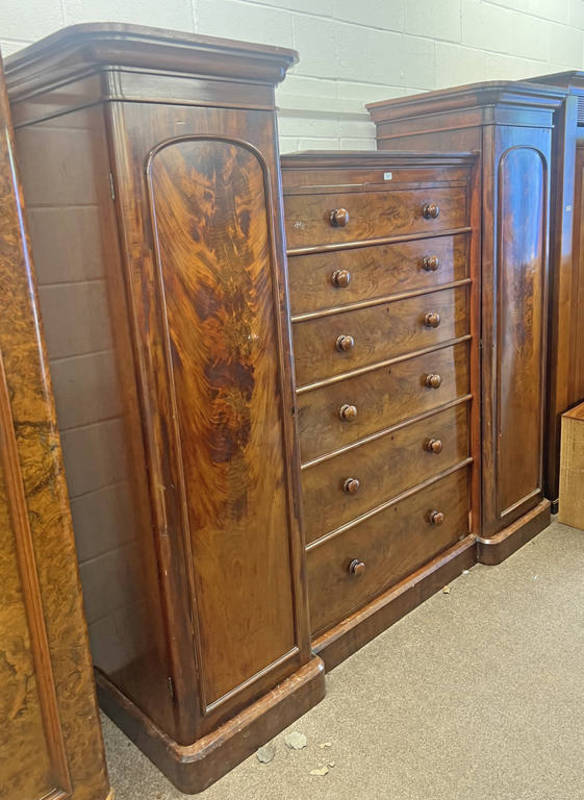 19TH CENTURY WALNUT MAHOGANY WITH 6 CENTRALLY SET GRADUATED DRAWER FLANKED TO EACH SIDE BY SINGLE