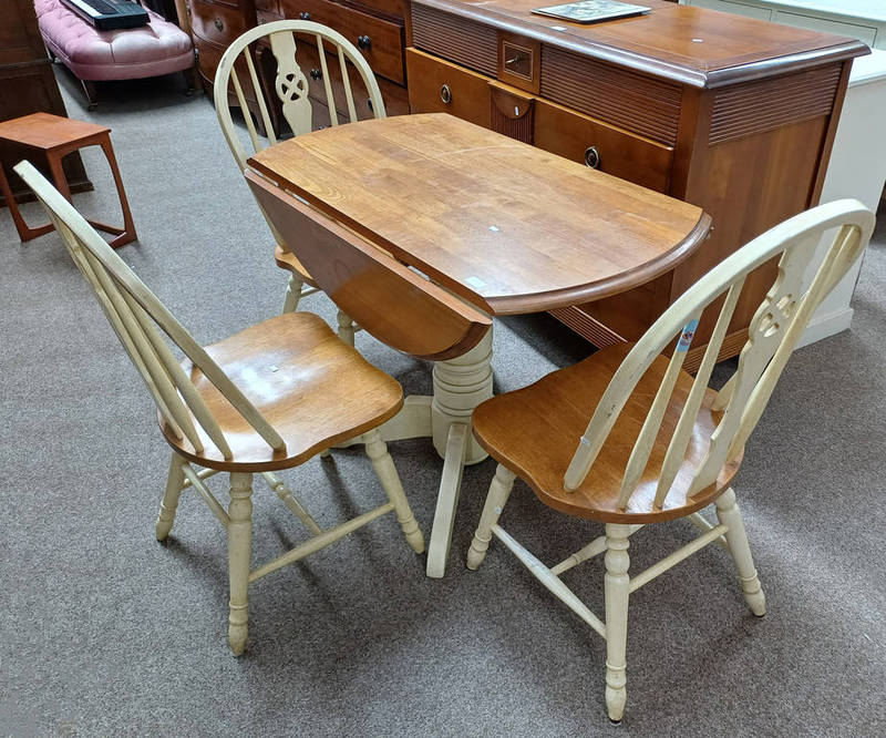 CIRCULAR PEDESTAL KITCHEN TABLE & SET OF 3 SPINDLE BACK KITCHEN CHAIRS