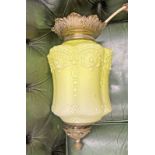 EARLY 20TH CENTURY YELLOW GLASS RISE & FALL LIGHT FITTING,