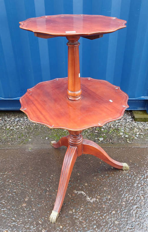 20TH CENTURY MAHOGANY DUMB WAITER WITH 2 SHAPED GRADUATED TIERS & REEDED COLUMN ON 3 SPREADING