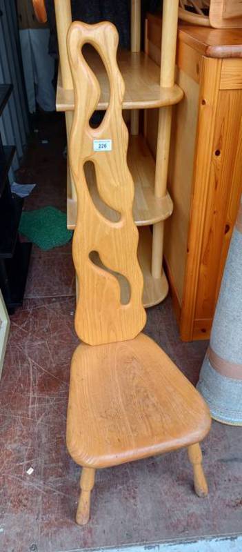 OAK SPINNING CHAIR WITH SHAPED BACK ON TURNED SUPPORTS.