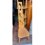 OAK SPINNING CHAIR WITH SHAPED BACK ON TURNED SUPPORTS.