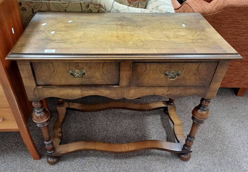 20TH CENTURY WALNUT SIDE TABLE WITH 2 DRAWERS ON TURNED SUPPORTS WITH UNDERSTRETCHERS