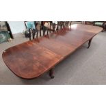 19TH CENTURY MAHOGANY EXTENDING DINING TABLE WITH 4 EXTRA LEAVES ON REEDED SUPPORTS,