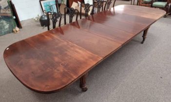 19TH CENTURY MAHOGANY EXTENDING DINING TABLE WITH 4 EXTRA LEAVES ON REEDED SUPPORTS,