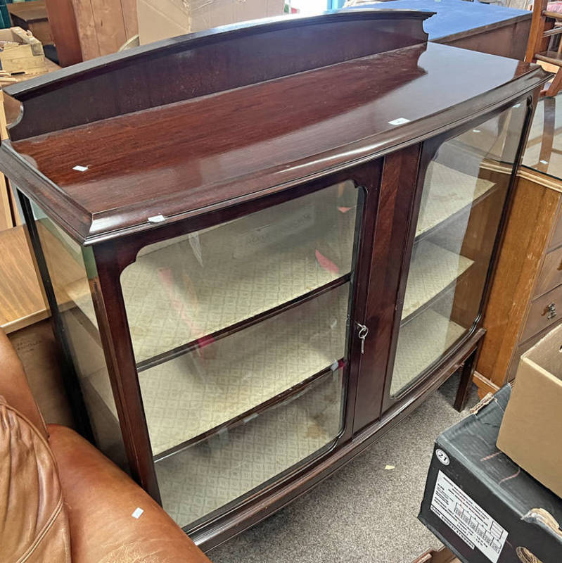 20TH CENTURY MAHOGANY DISPLAY CABINET WITH 2 GLAZED PANEL DOORS OPENING TO SHELVED INTERIOR