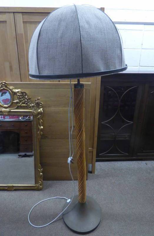 ARTS & CRAFTS STYLE FLOOR LAMP WITH TWIST COLUMN ON BRASS BASE.