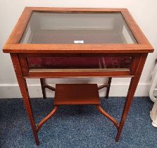 LATE 19TH CENTURY CROSS BANDED MAHOGANY BIJOUTERIE TABLE ON SQUARE TAPERED SUPPORTS.